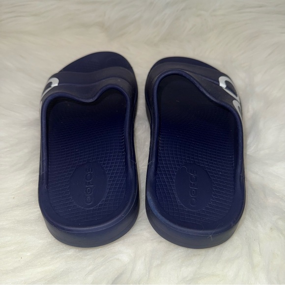OOFOS Navy Slide Sandals with White Details - Picture 3 of 4